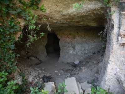 Ci ritroviamo subito in un ambiente, in parte ricolmo di pietre e terreno...